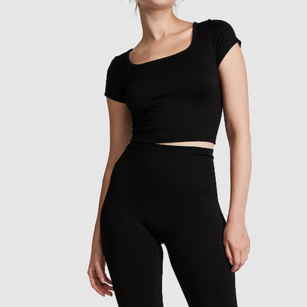 New PINK
SEAMLESS RIB SHORT-SLEEVE CROP TOP